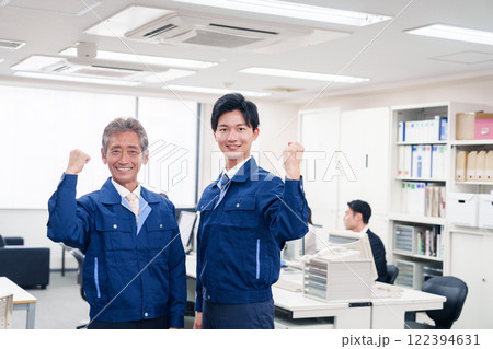 オフィスビルのメンテナンスをする作業服の担当者 122394631