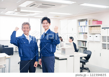 オフィスビルのメンテナンスをする作業服の担当者 122394635