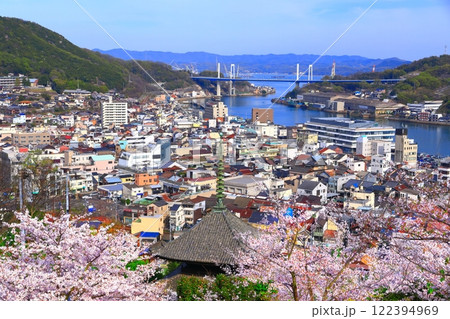 【広島県】桜が満開の天寧寺(三重塔)と尾道の町並み 【広島県】桜が満開の天寧寺(三重塔)と尾道の町並み 122394969