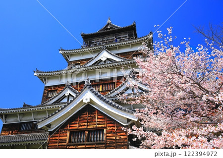 【広島県】桜が満開の広島城天守閣 【広島県】桜が満開の広島城天守閣 122394972