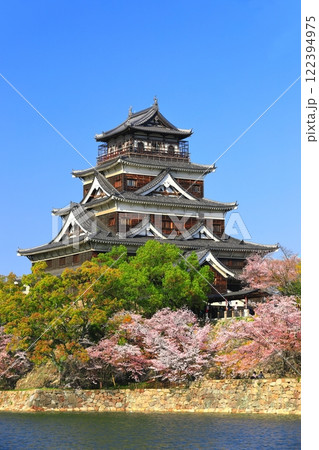 【広島県】桜が満開の広島城天守閣 122394975