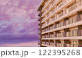 夕焼けに染まるマンション 122395268