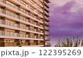 夕焼けに染まるマンション 122395269