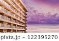 夕焼けに染まるマンション 122395270