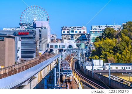 日本の横浜都市景観 センター北駅や都築阪急の観覧車、市営地下鉄などを望む＝令和7年1月22日 122395279