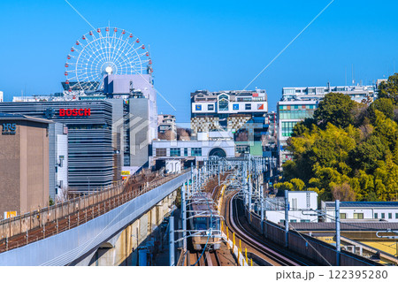 日本の横浜都市景観 センター北駅や都築阪急の観覧車、市営地下鉄などを望む＝令和7年1月22日 122395280