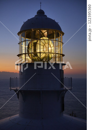 紺碧の大海原を背景に立つ室戸岬燈台 122395360