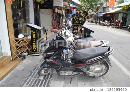 ベトナム・ハノイ 路駐されたバイク 122395420