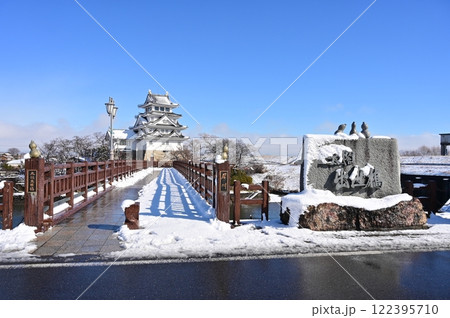 墨俣一夜城と太閤出世橋(岐阜県大垣市)晴天の雪景色 墨俣一夜城と太閤出世橋(岐阜県大垣市)晴天の雪景色 122395710