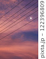 電線の間から見える月、夕焼け 122396809