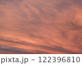 夕焼けに染まる晴れた日の空、雲 122396810