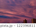夕焼けの空と高層ビル 122396811