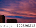 夕焼けの空と高層ビル 122396812