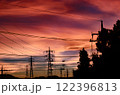 鉄塔と電線が入り組む日本らしい町の空 122396813
