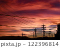鉄塔と電線が入り組む日本らしい町の空 122396814