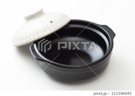 白背景に土鍋 白背景に土鍋 122396895