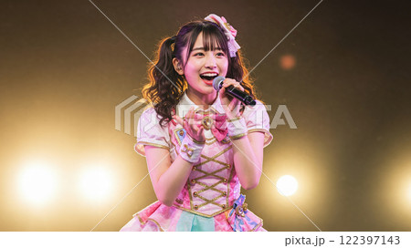 女性アイドル　歌う 122397143