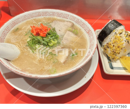 博多のとんこつラーメンとおにぎり 122397360
