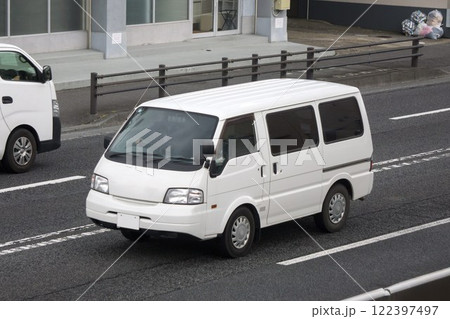 ワゴン車　道路走行 122397497