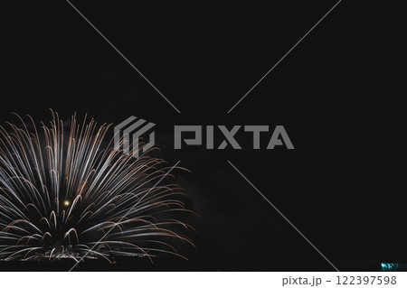 焼津市の焼津漁港で開催された焼津海上花火大会の夜空に打ちあがる花火(静岡県) 焼津市の焼津漁港で開催された焼津海上花火大会の夜空に打ちあがる花火(静岡県) 122397598
