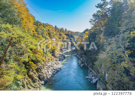 飯田市の天竜川と紅葉の始まった名勝天龍峡の風景(長野県) 122397778
