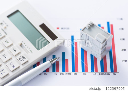 会社の業績グラフと企業ビルと電卓 122397905
