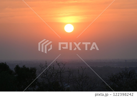 プノンバケンの夕日,アンコール遺跡群/カンボジア プノンバケンの夕日,アンコール遺跡群/カンボジア 122398242