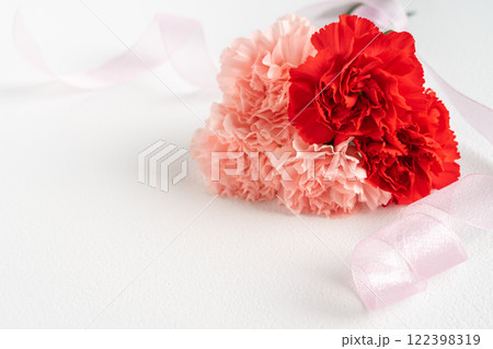 カーネーションの花束とピンクのリボン 122398319