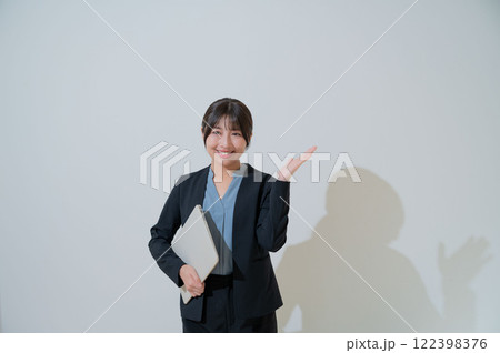 ご案内をする日本人女性 ご案内をする日本人女性 122398376