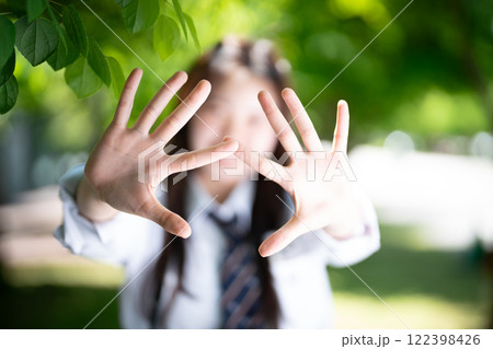 両手を広げた若い女性 122398426