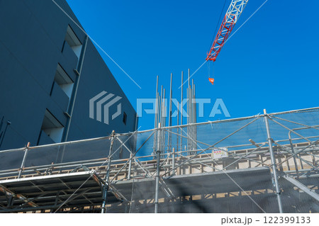 青空の建設現場 クレーンと鉄筋工事 青空の建設現場 クレーンと鉄筋工事 122399133