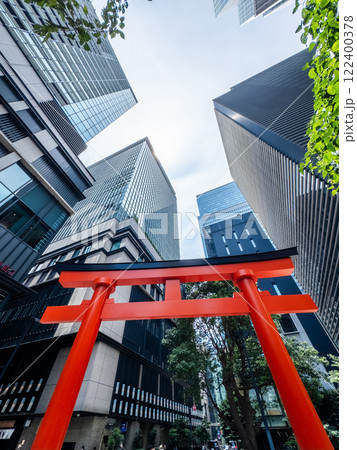 Fukutoku Shrine with view of skyscrapers in business center, Tokyo, Japan 122400378