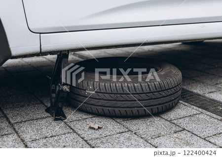 Emergency situation with a car, replacing a tire on the roadside 122400424