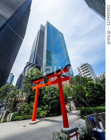 Fukutoku Shrine with view of skyscrapers in business center, Tokyo, Japan Fukutoku Shrine with view of skyscrapers in business center, Tokyo, Japan 122400481