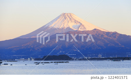 駿河湾越しの沼津市三津浜から富士山の朝焼け 122401571