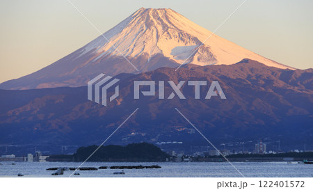 駿河湾越しの沼津市三津浜から富士山の朝焼け 122401572