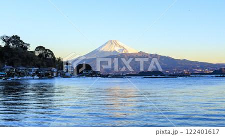 沼津市西浦から望む、海越しの冬の冠雪した富士山 122401617