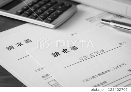 請求書　経理　インボイス制度　ビジネス 122402705