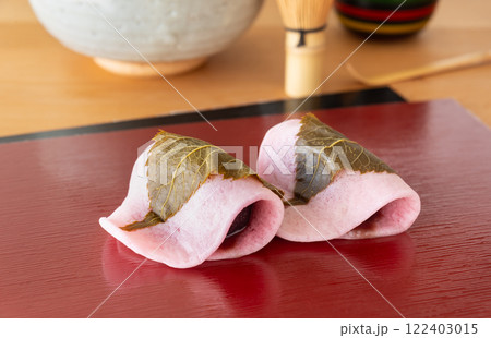 関東風桜餅と茶器　さくら餅 122403015