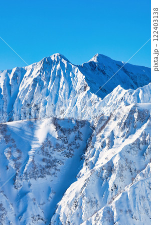 冠雪の北アルプスの鹿島槍ヶ岳 122403138