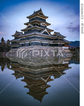 夕方の松本城 122404018