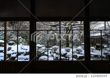 雪の京都大原三千院 122404207