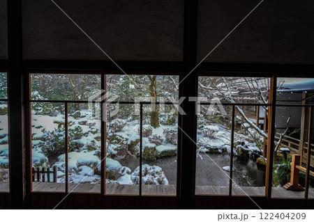 雪の京都大原三千院 122404209