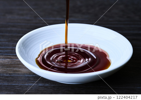 小皿に注がれる醤油 122404217