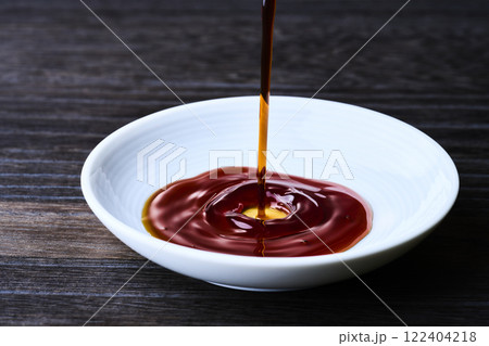小皿に注がれる醤油 122404218