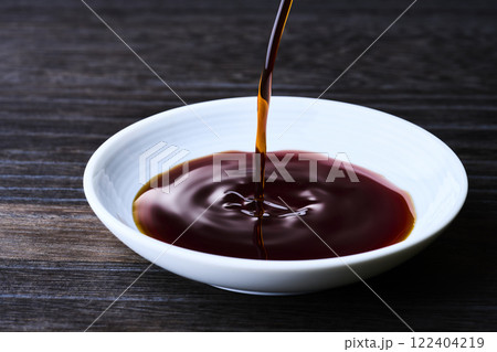 小皿に注がれる醤油 小皿に注がれる醤油 122404219