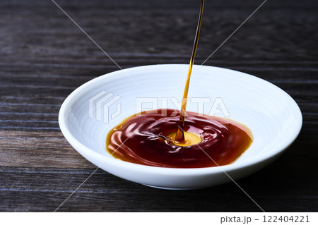 小皿に注がれる醤油 122404221