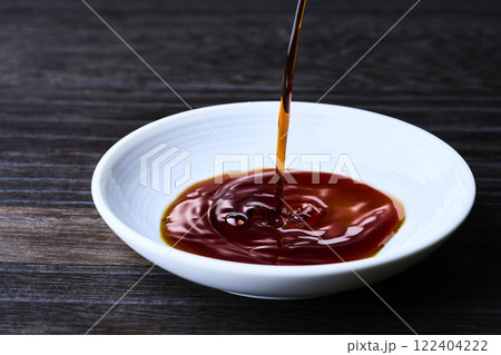 小皿に注がれる醤油 122404222
