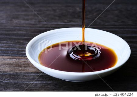 小皿に注がれる醤油 122404224
