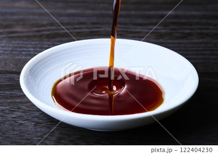 小皿に注がれる醤油 小皿に注がれる醤油 122404230